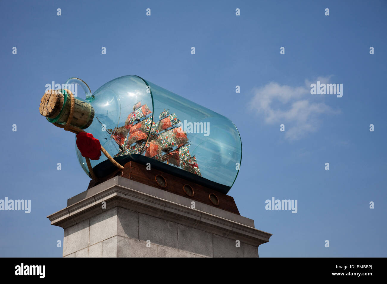 Sieg in einer Flasche und aus des Künstlers Yinka Shonibare, ist die neueste Ergänzung zu den vierten Sockel am Trafalgar Square in London. Stockfoto