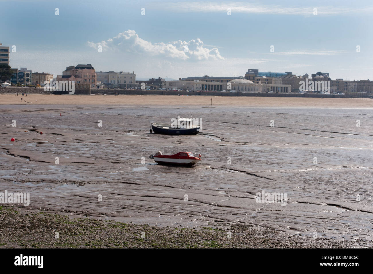 Zwei Boote links hoch und trocken durch zurückweichende Ebbe, Weston Super-Mare, Somerset, England Großbritannien Stockfoto