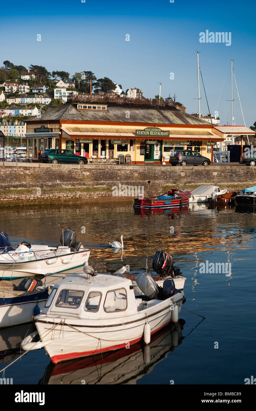 Großbritannien, England, Devon, Dartmouth, Station Restaurant am Flussufer, Gebäude mit Blick auf das Boot zu schweben, Stockfoto