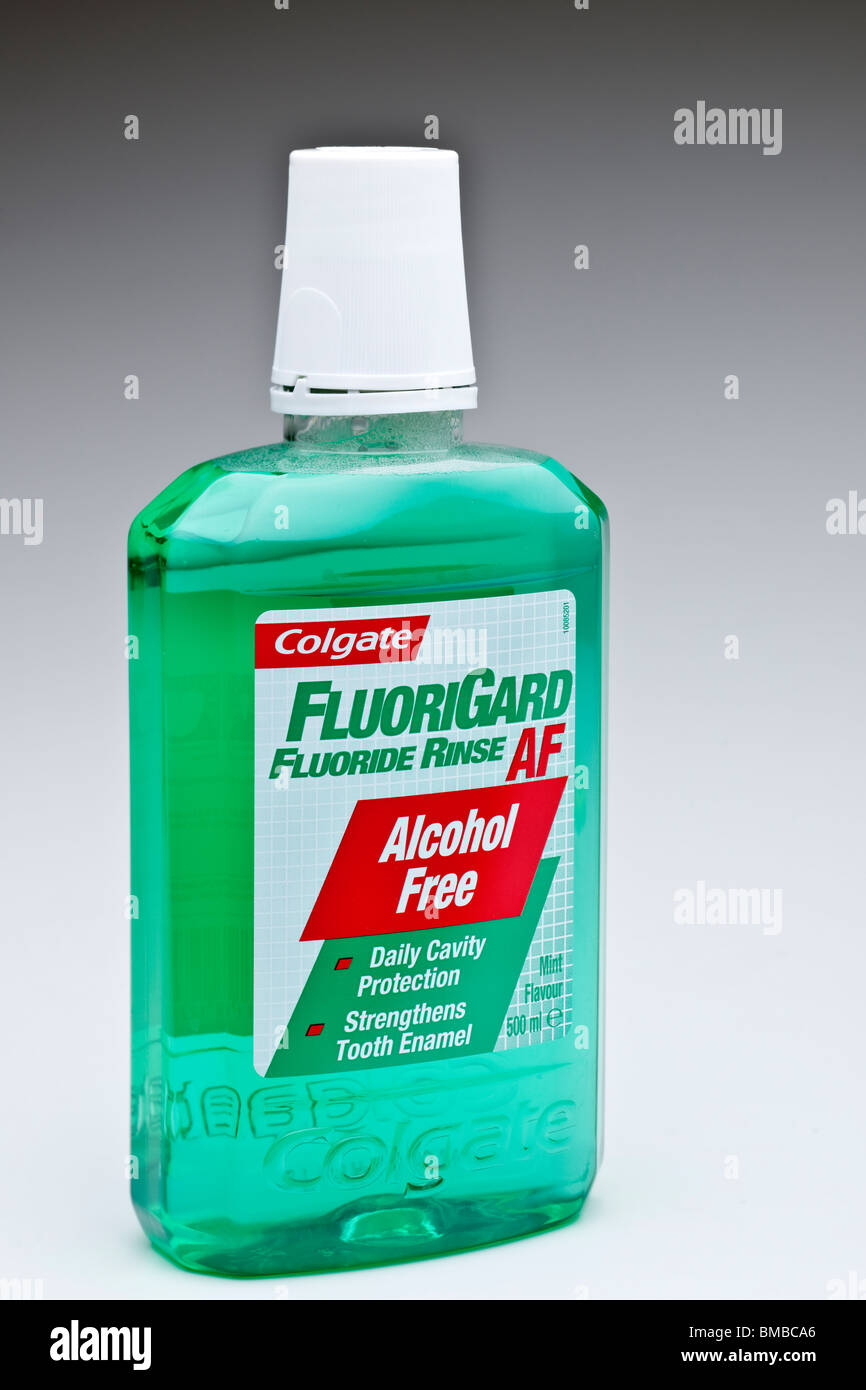 Kunststoff-Flasche von Colgate Fluorigard Fluorid spülen Stockfoto