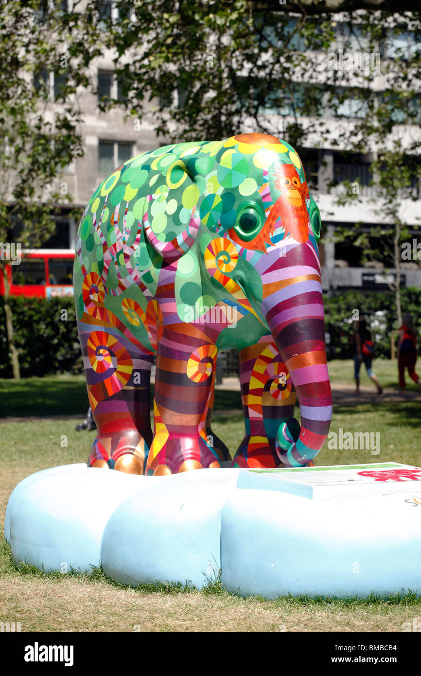 Ein Modell Elefant im Green Park. Für karitative Auktion bei Sotheby's London eingerichtet. Stockfoto