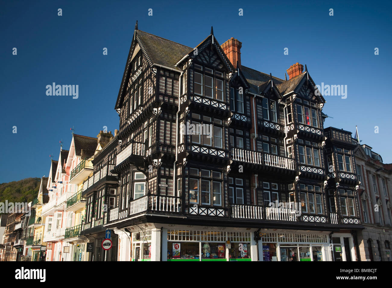 Großbritannien, England, Devon, Dartmouth, historische schwarz-weiß-Tudor-Stil Gebäude mit Blick auf das Boot zu schweben, Stockfoto