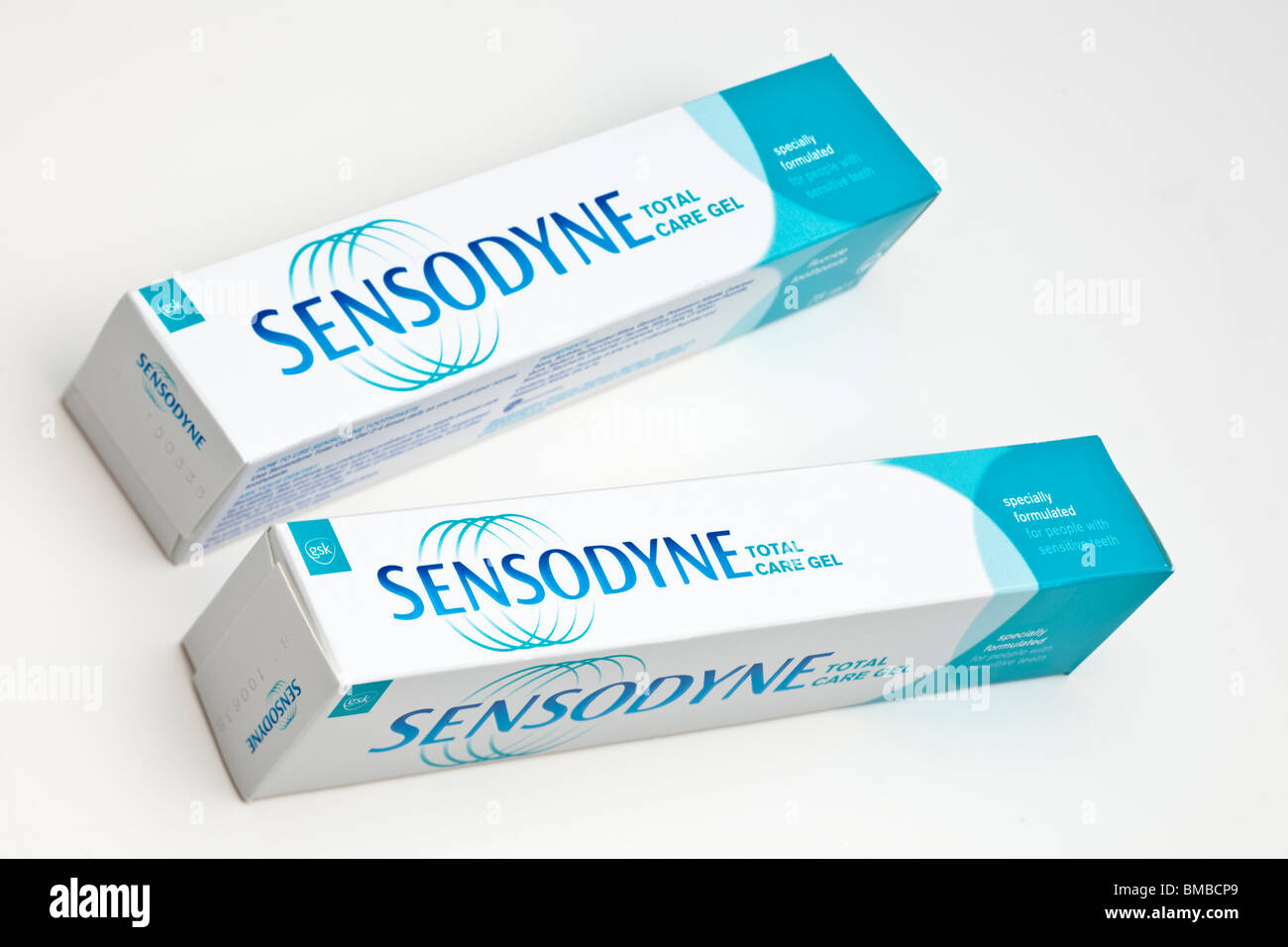 Zwei Tuben Box Sensodyne total Care Zahncreme Stockfoto