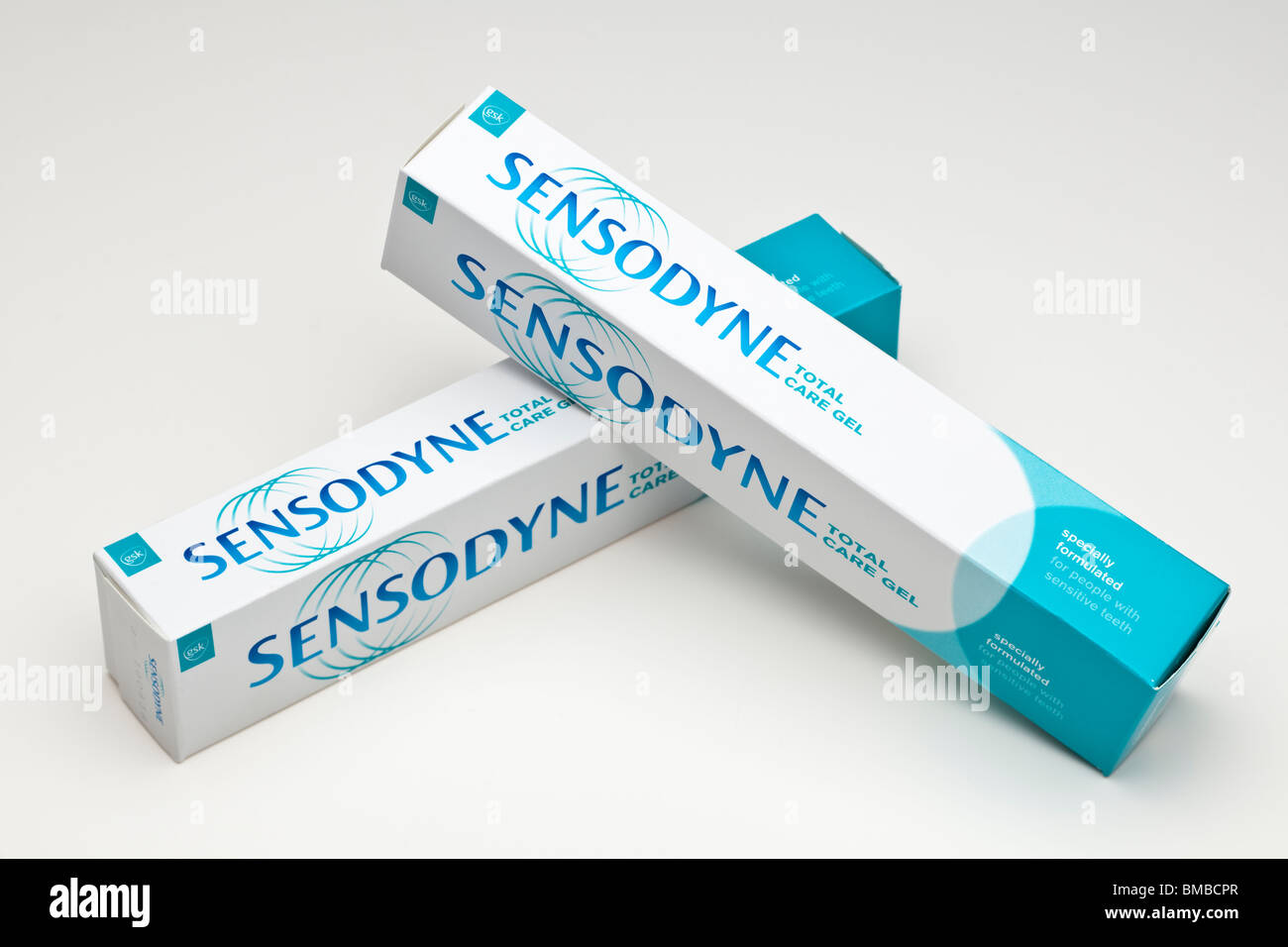 Zwei Tuben Box Sensodyne total Care Zahncreme Stockfoto