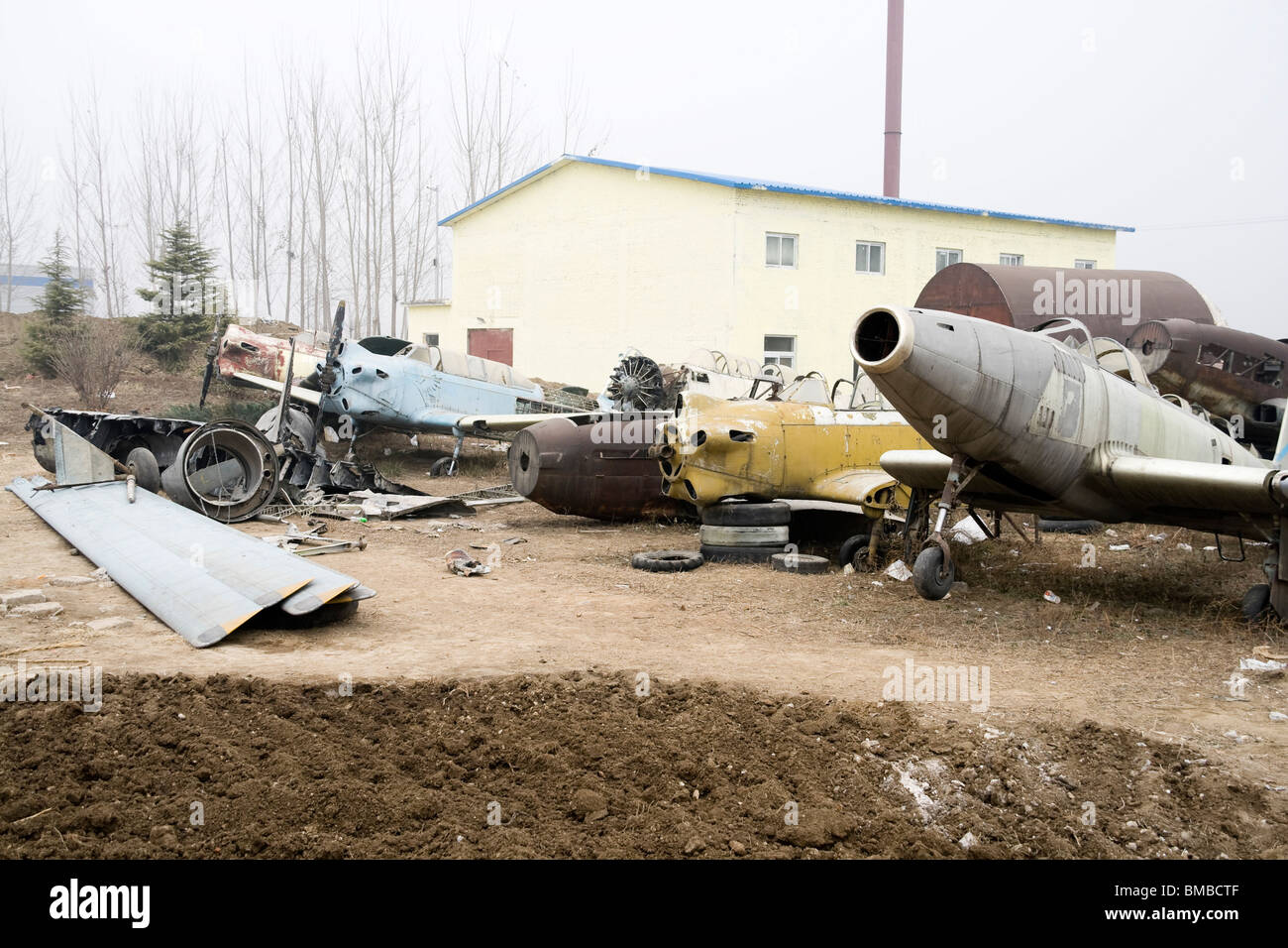 verlassene stillgelegten Vintage Flugzeug in einem Feld Stockfoto