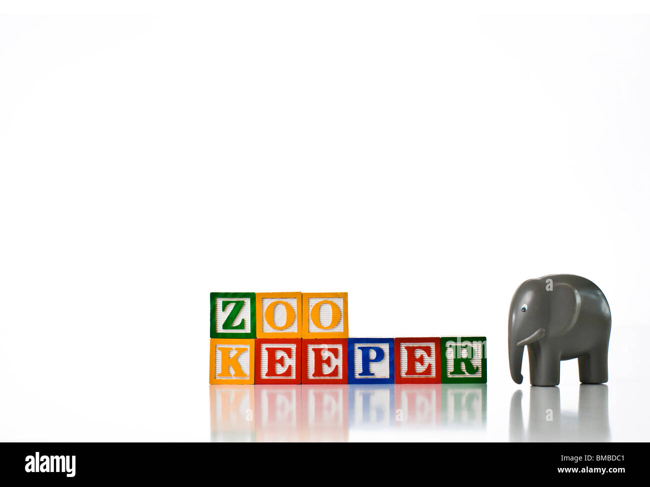 Bunte Kinder-Blöcke Rechtschreibung ZOO KEEPER mit einem Elefanten Stockfoto