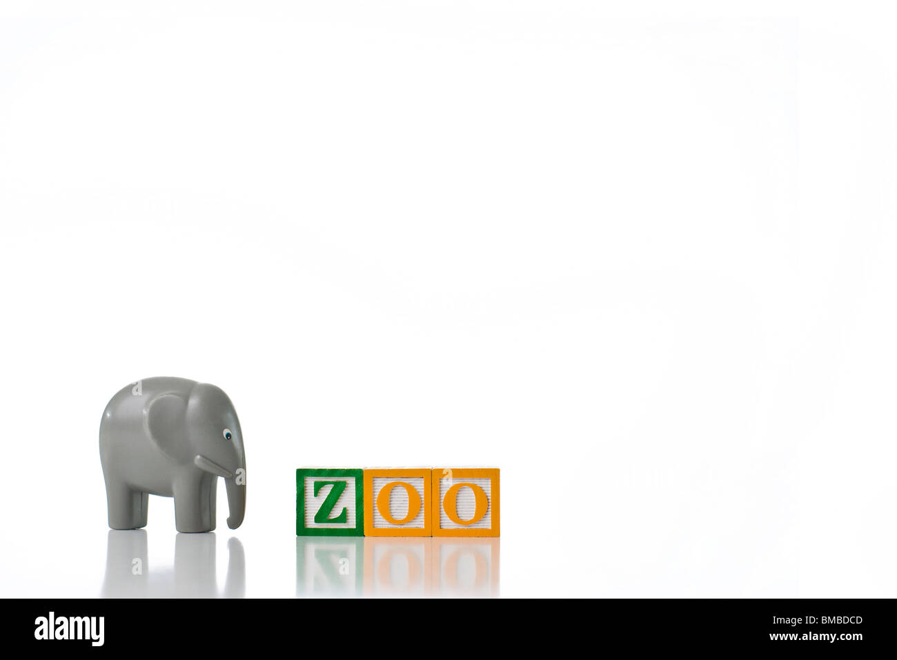 Bunte Kinder-Blöcke Rechtschreibung ZOO mit einem Elefanten Stockfoto