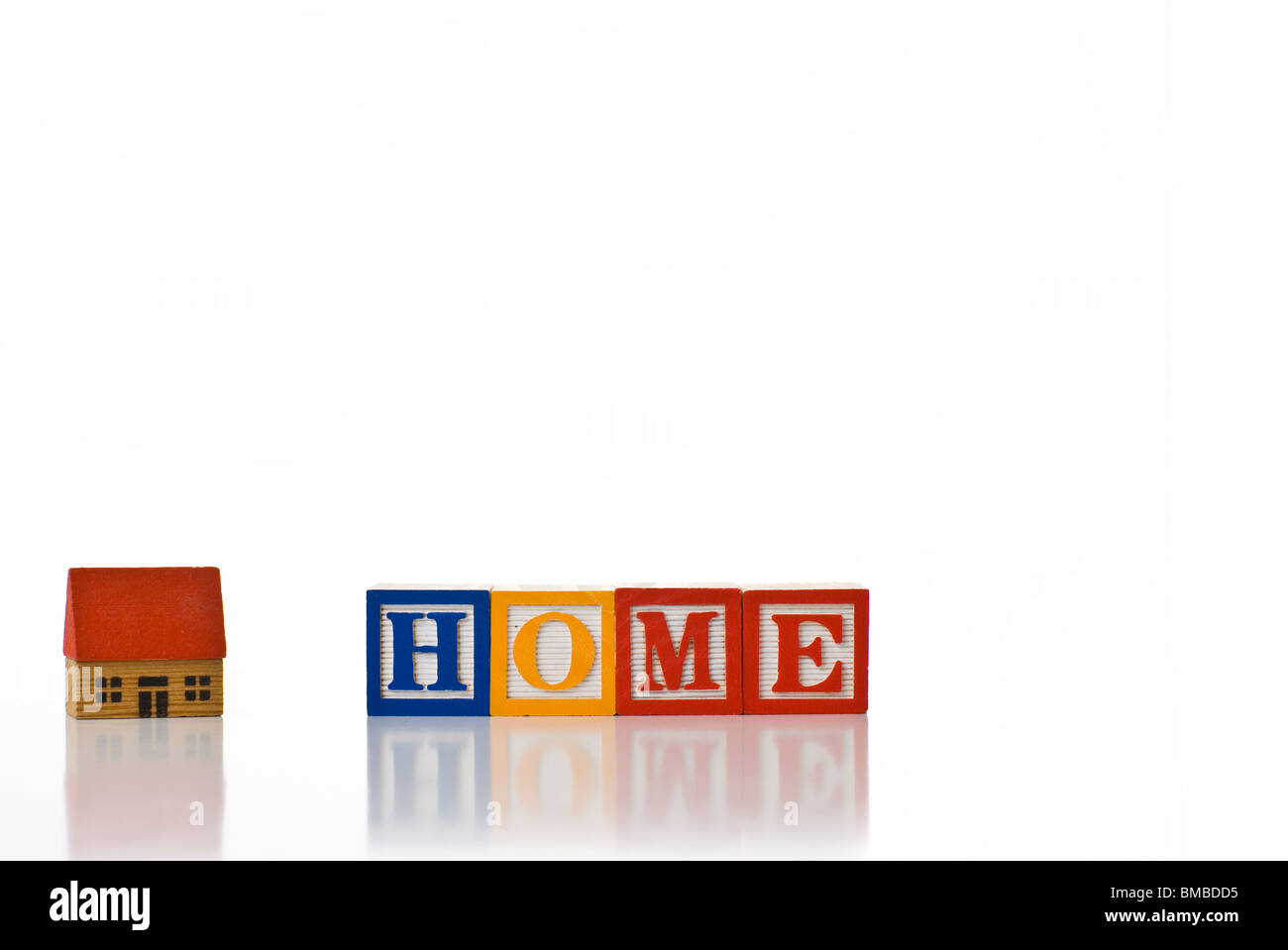 Bunte Kinder-Blöcke, die Rechtschreibung nach Hause mit einem Haus Stockfoto