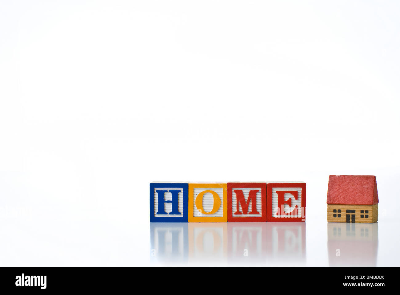 Bunte Kinder-Blöcke, die Rechtschreibung nach Hause mit Haus Stockfoto