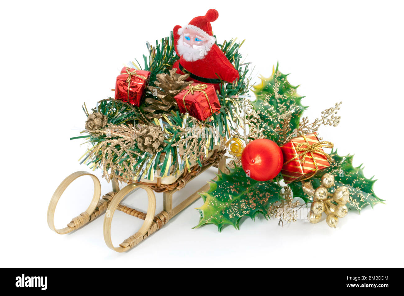Santa Claus auf einem Schlitten in der Nähe eine ornamentale holly Stockfoto