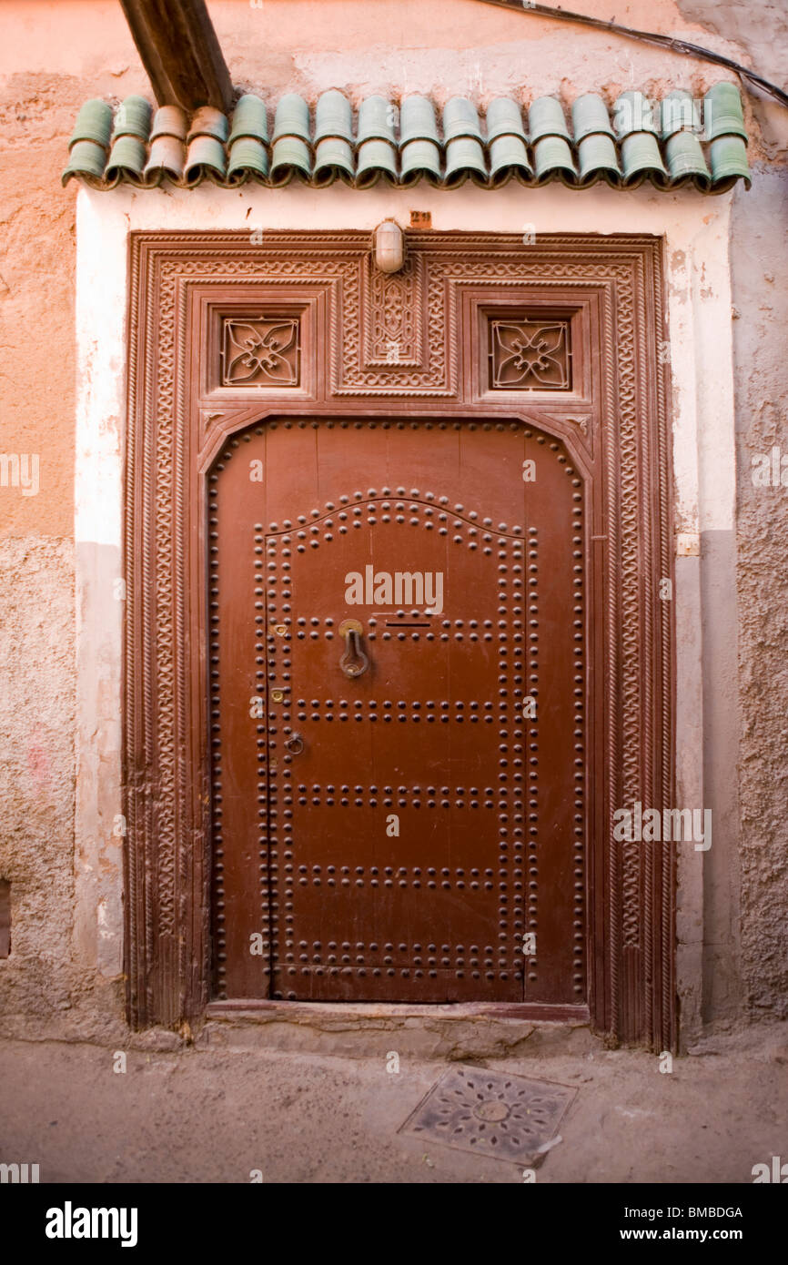 Tür und Veranda Detail in der Medina, Marrakesch, Marokko, Nordafrika Stockfoto