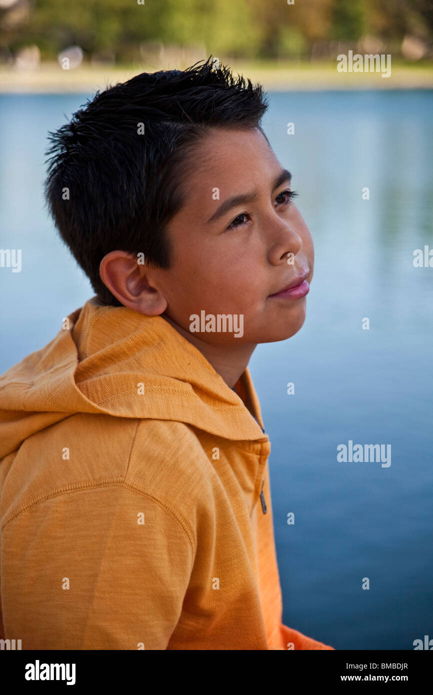 9-11 Jahre alten Hispanic American Boy außerhalb der Betrachtung leben. nachdenklich träumen Denken sitzt Herr © Myrleen Pearson Stockfoto
