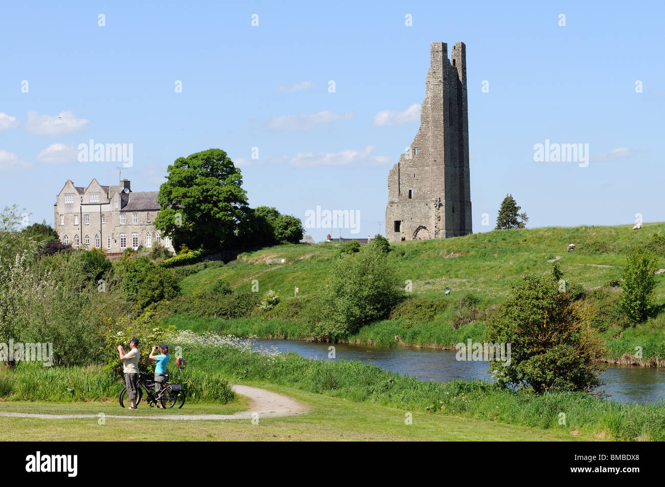 St.-mary's-abtei und der Gelbe Turm mit Blick auf die irische Stadt Trim, Grafschaft Meath Irland und den Fluss Boyne Stockfoto