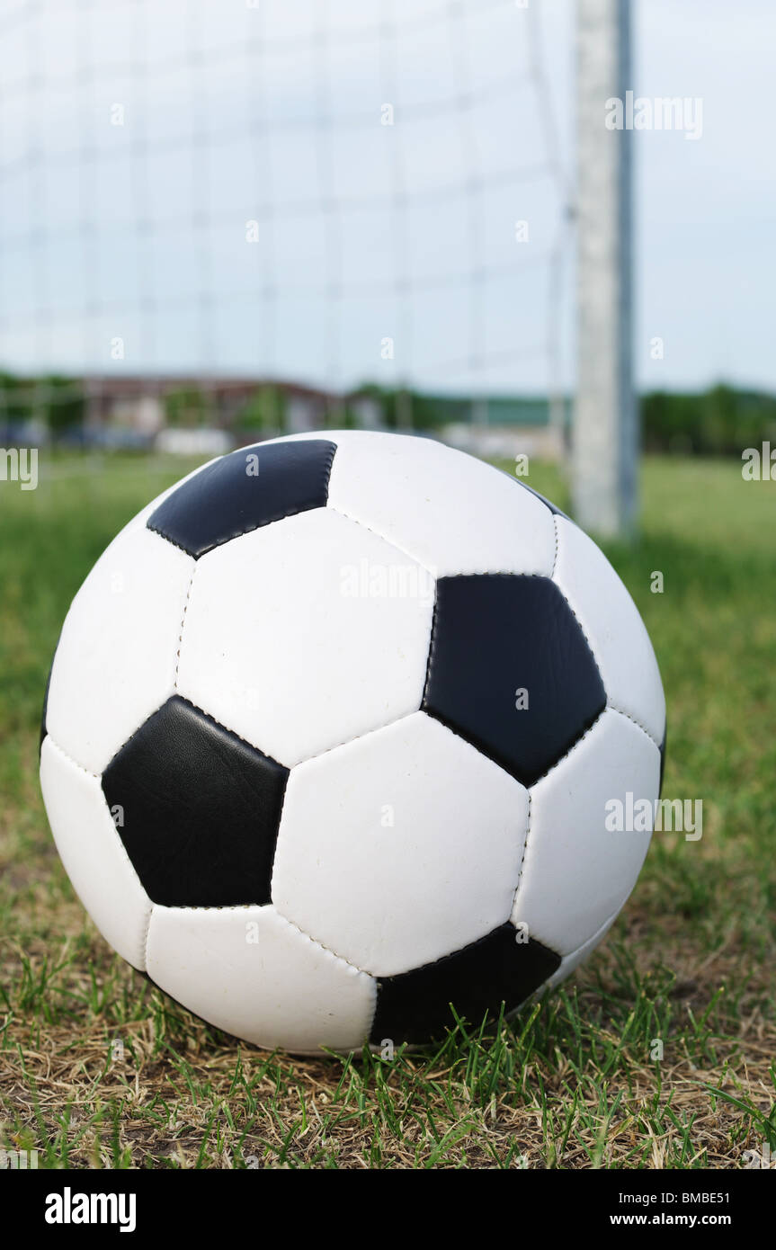 Fußball in der Wiese Stockfoto