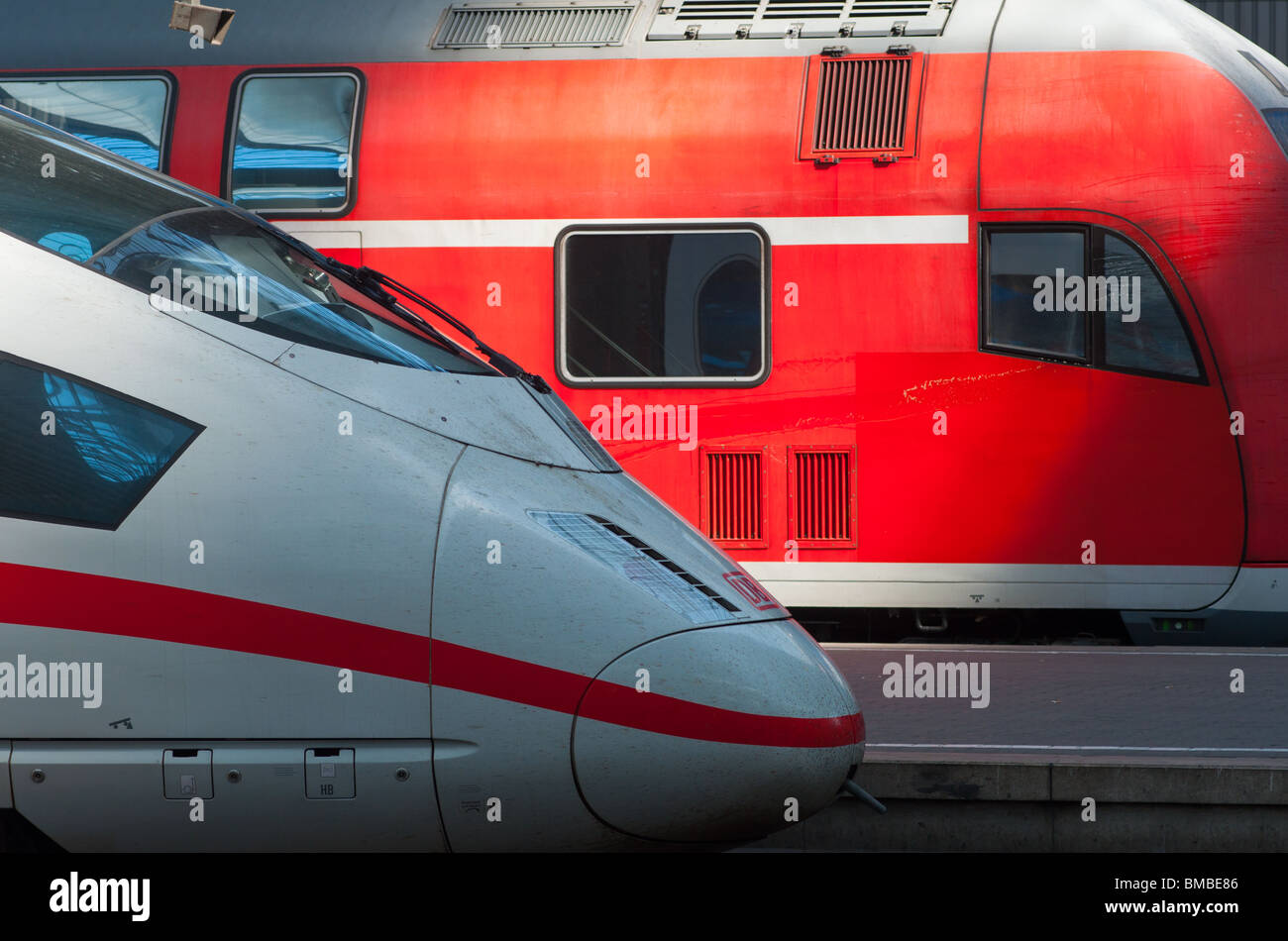 Deutsche Züge am Bahnhof München. Deutschland. Stockfoto