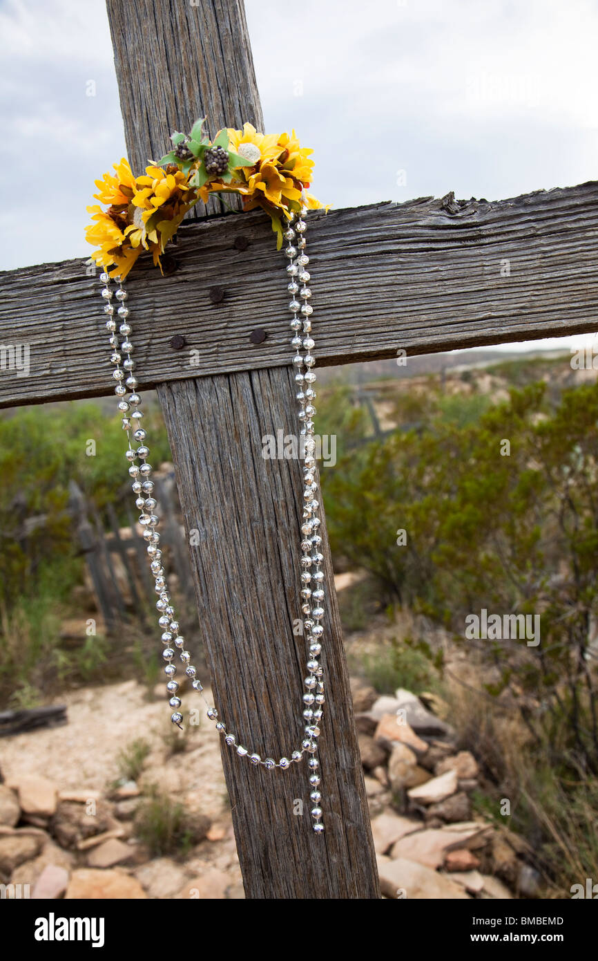 Künstliche Blumen auf alten Grab von Bergmann mit hölzernen Kreuz Terlingua Friedhof Texas USA Stockfoto