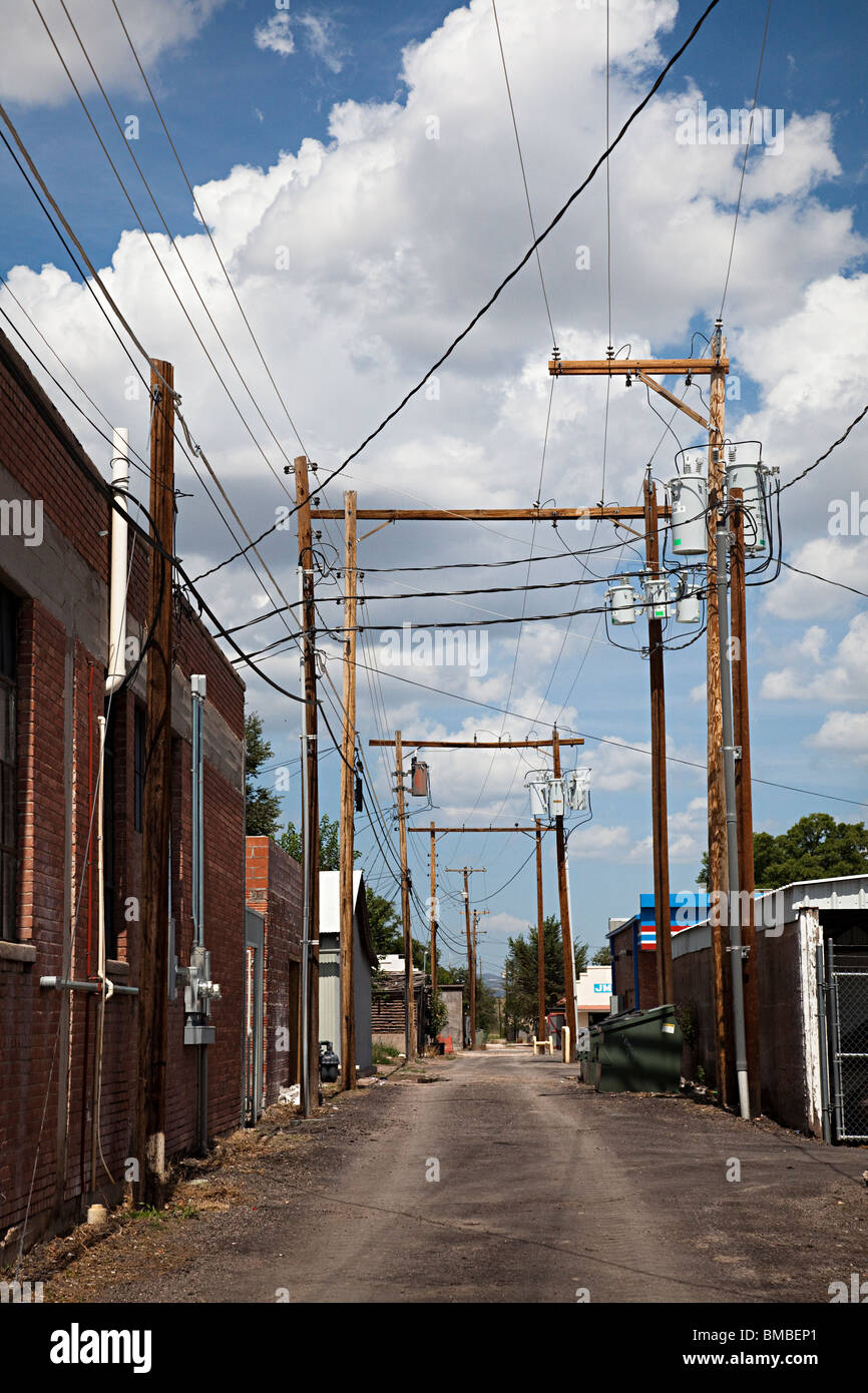 Stromleitungen und Stangen in Seitenstraße Marfa Texas USA Stockfoto