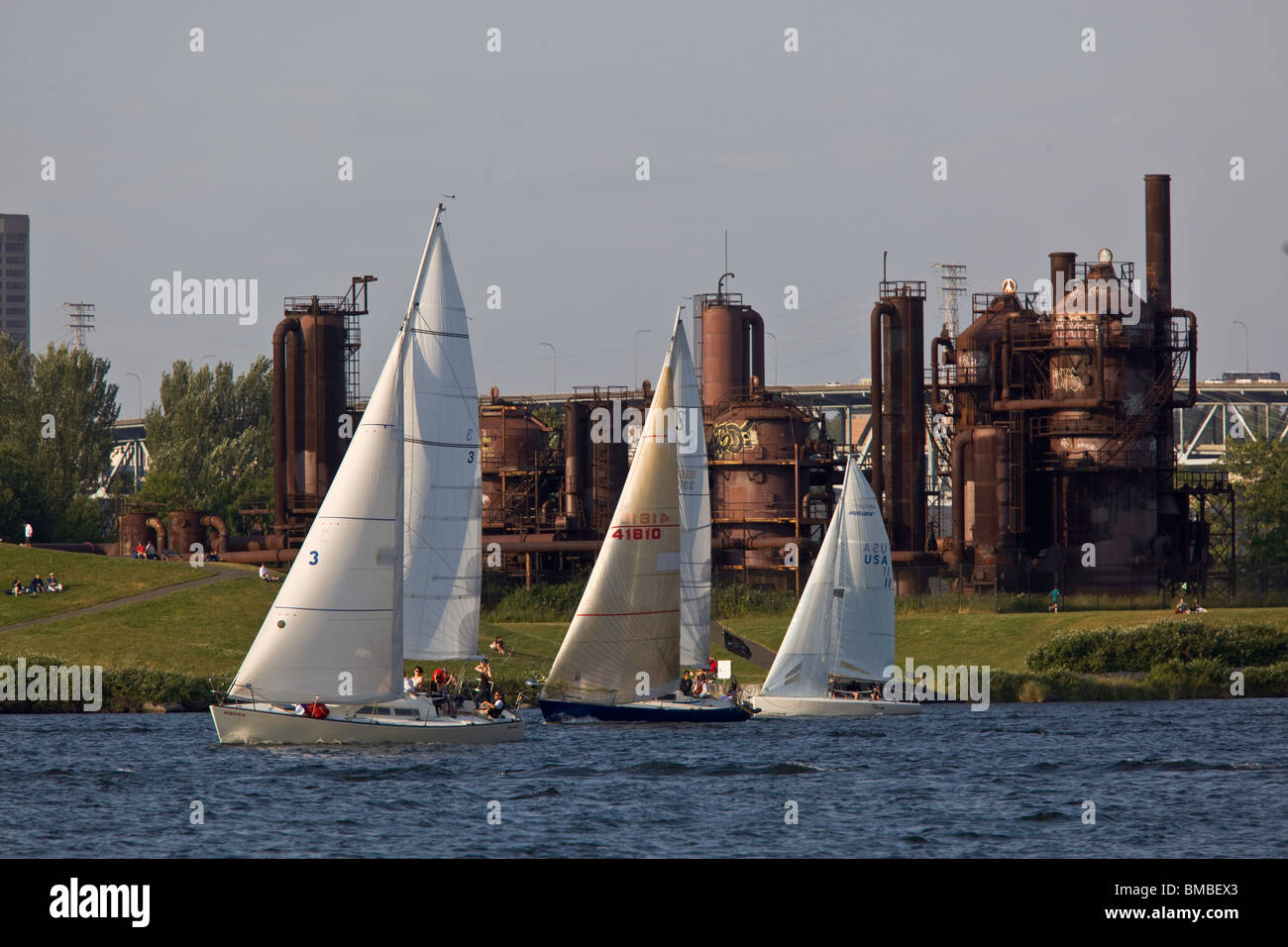 Seattle, WA Segelboote am Lake Union Rennen in der wöchentlichen Ente Dodge-Regatta, GasWorks Park im Hintergrund Stockfoto