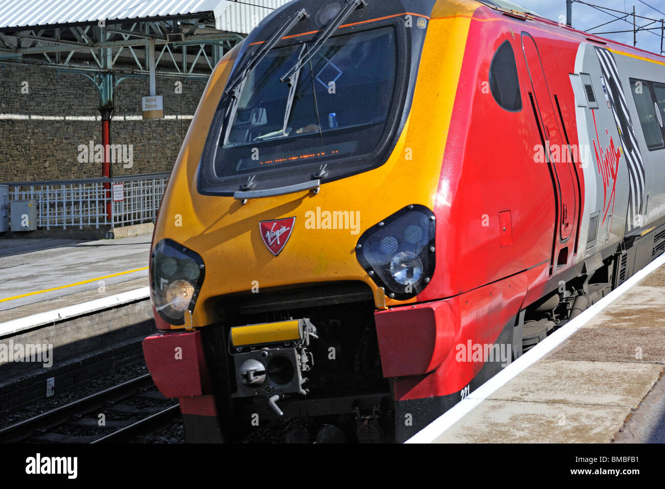 Jungfrau Bahnen Klasse 221 SuperVoyager nähert sich Oxenholme Station, Cumbria, England, Vereinigtes Königreich, Europa. Stockfoto