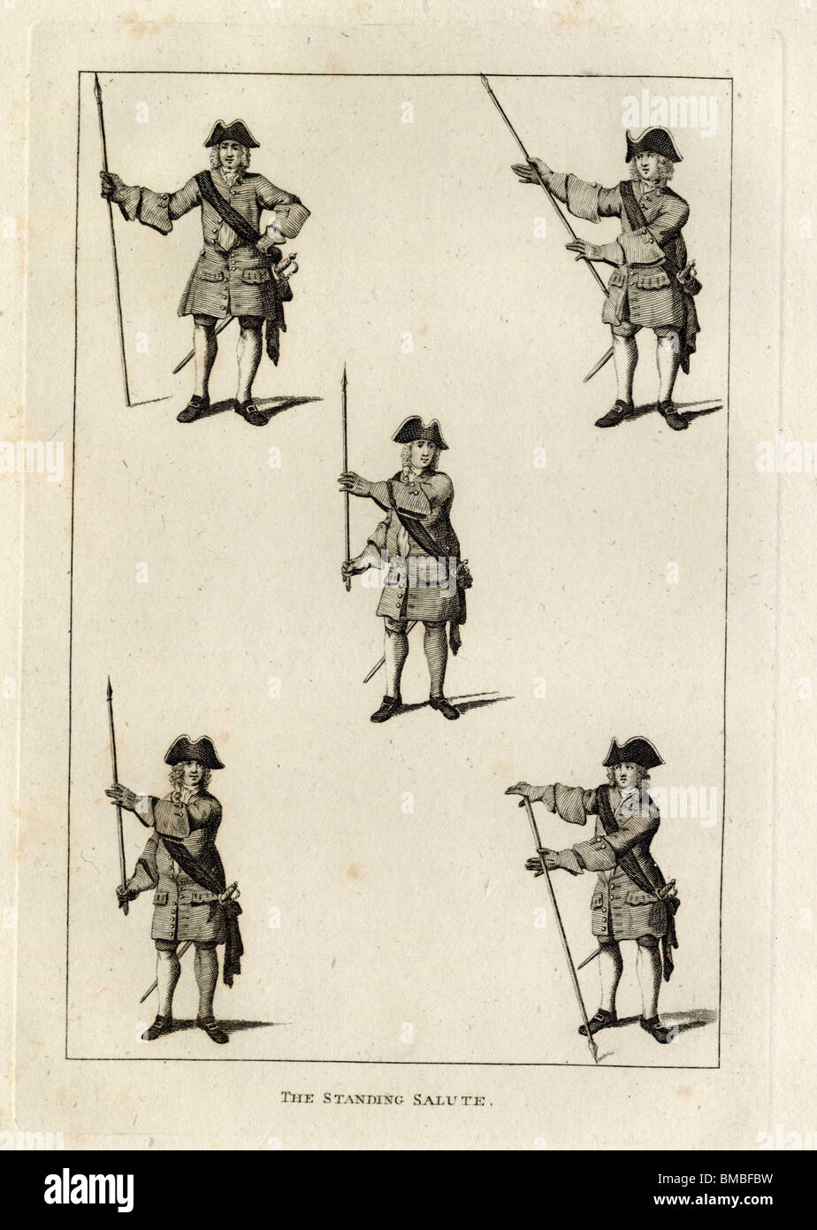 Steh- und marschieren salutiert 1: Soldat im 18. Jahrhundert Uniform einen Gruß mit dem Hecht durchführen. Stockfoto
