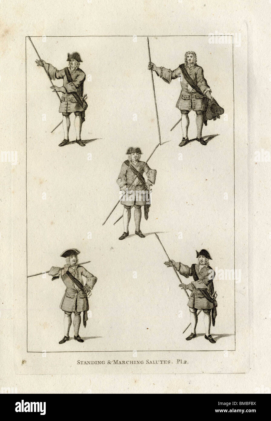 Steh- und marschieren salutiert 2: Soldat im 18. Jahrhundert Uniform einen Gruß mit dem Hecht durchführen. Stockfoto
