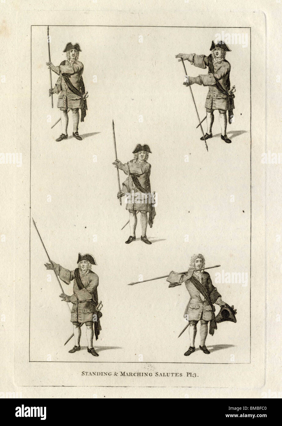 Steh- und marschieren salutiert 3: Soldat im 18. Jahrhundert Uniform einen Gruß mit dem Hecht durchführen. Stockfoto