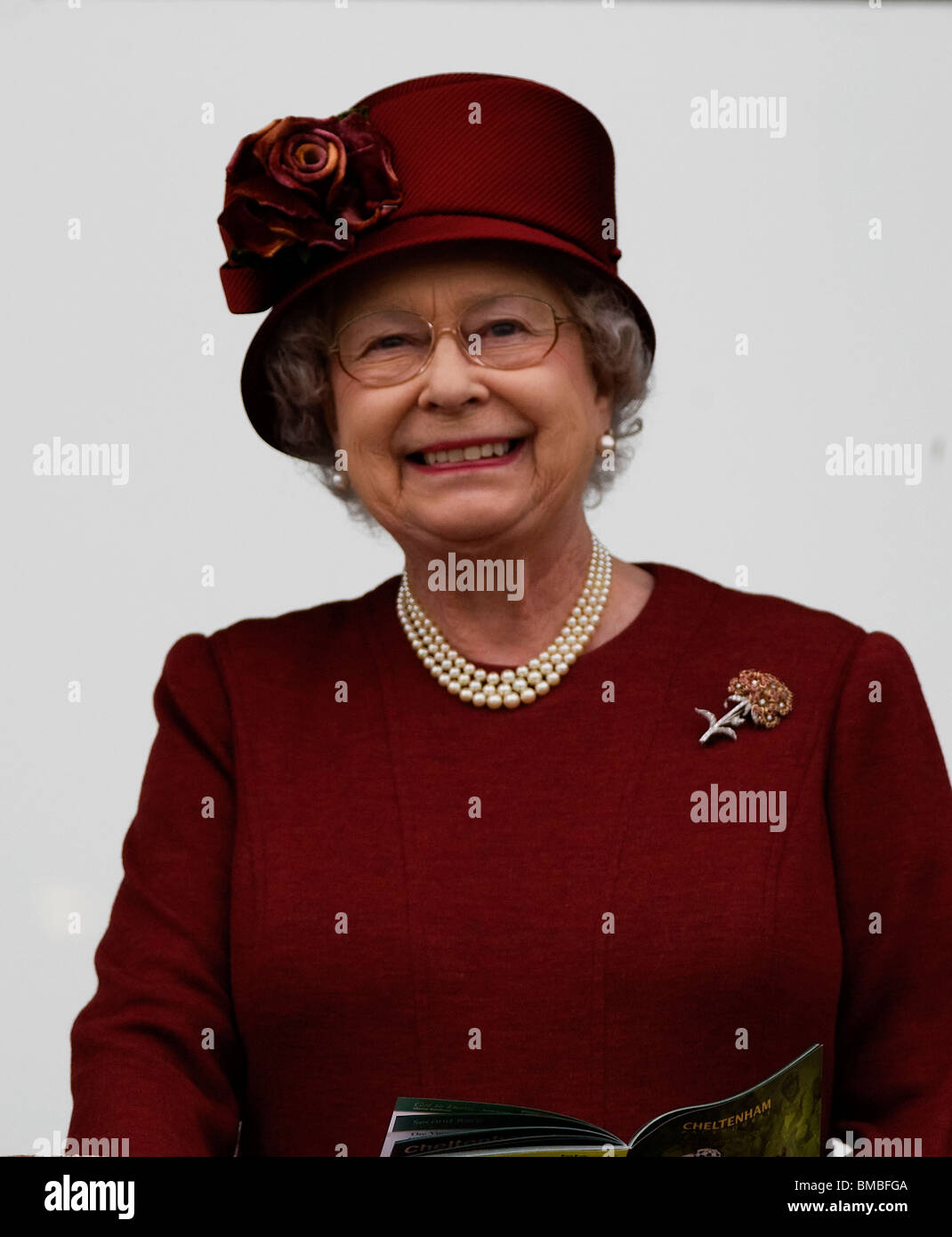 Die britische Königin Elizabeth II auf dem Cheltenham Festival 2009 Stockfoto