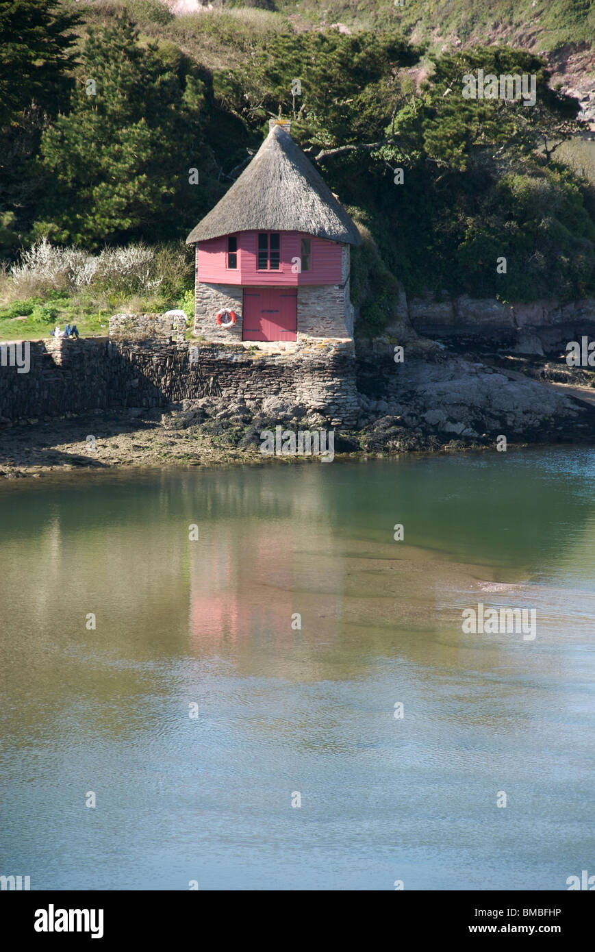 Strohgedeckten rosa Bootshaus, Größe, South Hams, Devon, UK Stockfoto