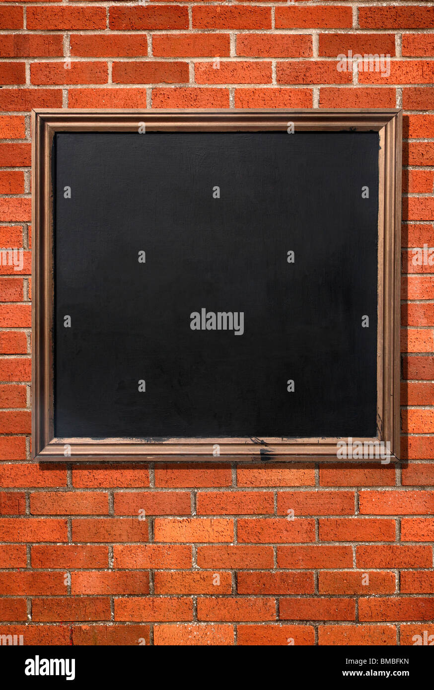 Leere alte Menü Tafel an einer Mauer bereit für Text. Stockfoto