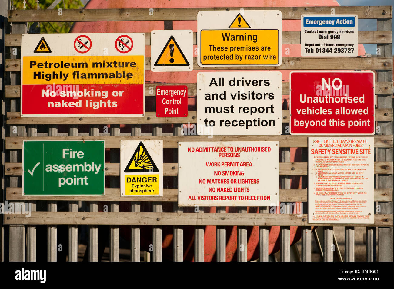 Viele Gefahr gefährlich Anzeichen auf einen Öl-Depot-Eingang, UK Stockfoto