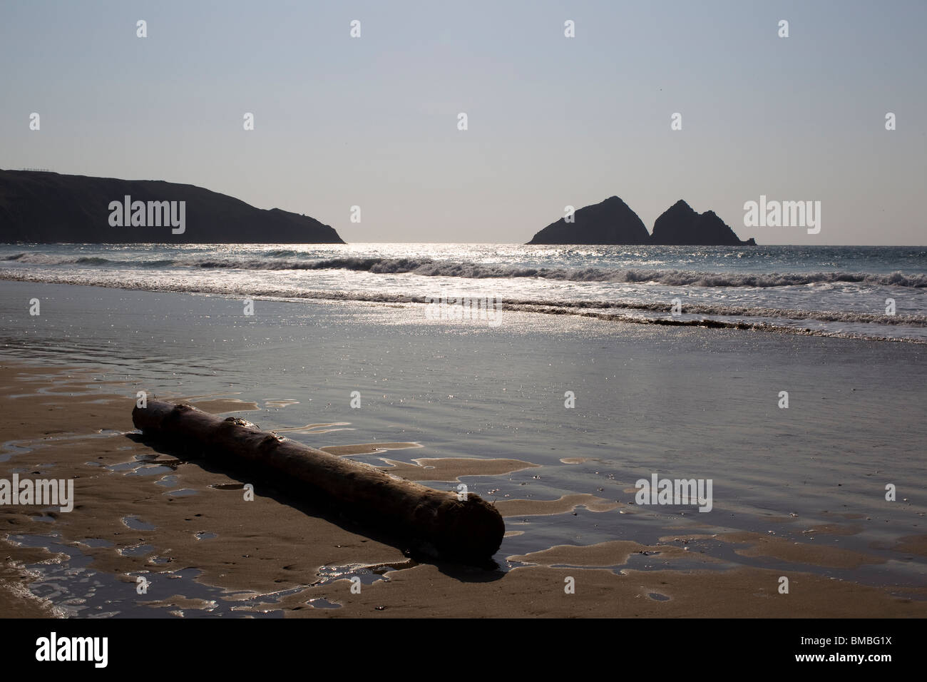 Holywell Bay, Cornwall England mit Möwe Felsen im Hintergrund Stockfoto