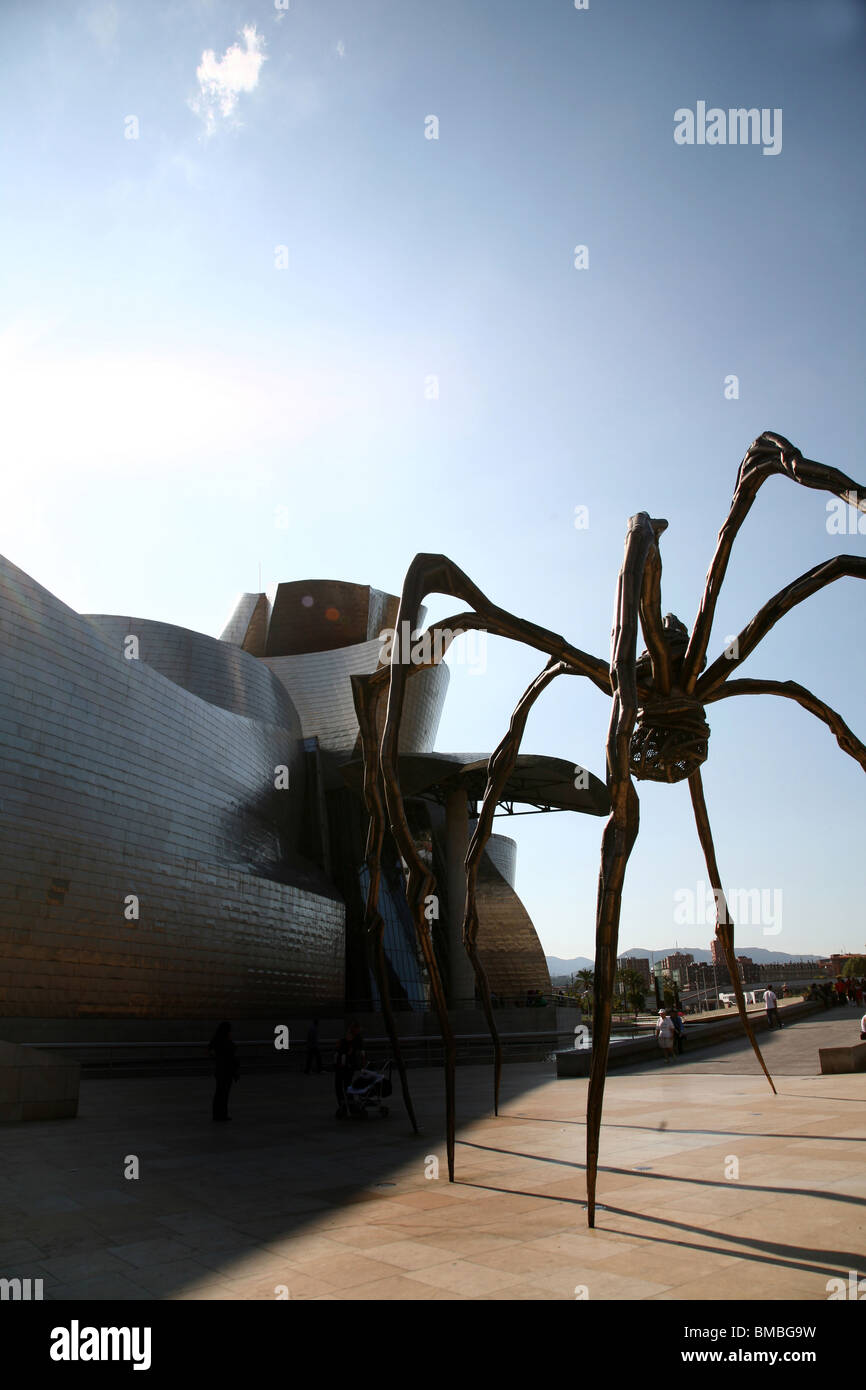 Louise Bourgeois Skulptur im Guggenheimmuseum Bilbao Stockfoto