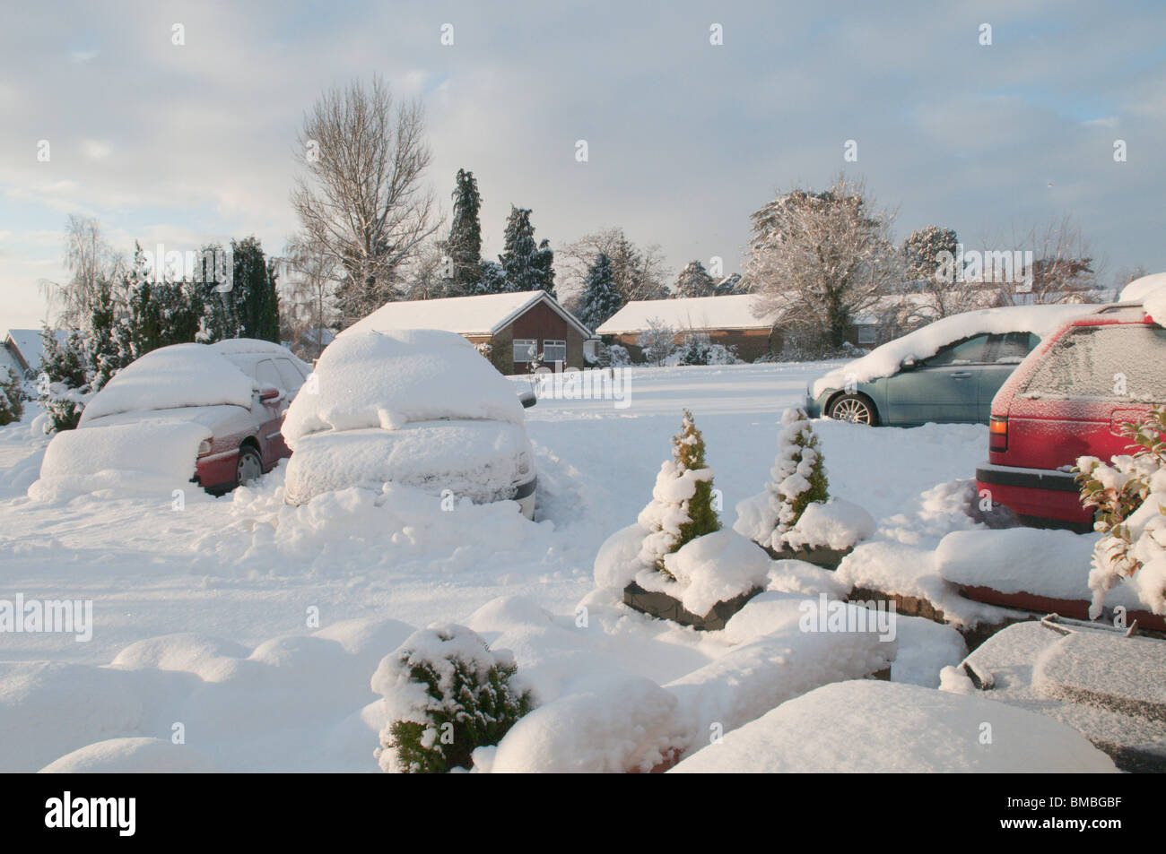 Autos in einem Laufwerk mit Schnee bedeckt nicht snowbound Sussex erhalten geparkt Stockfoto