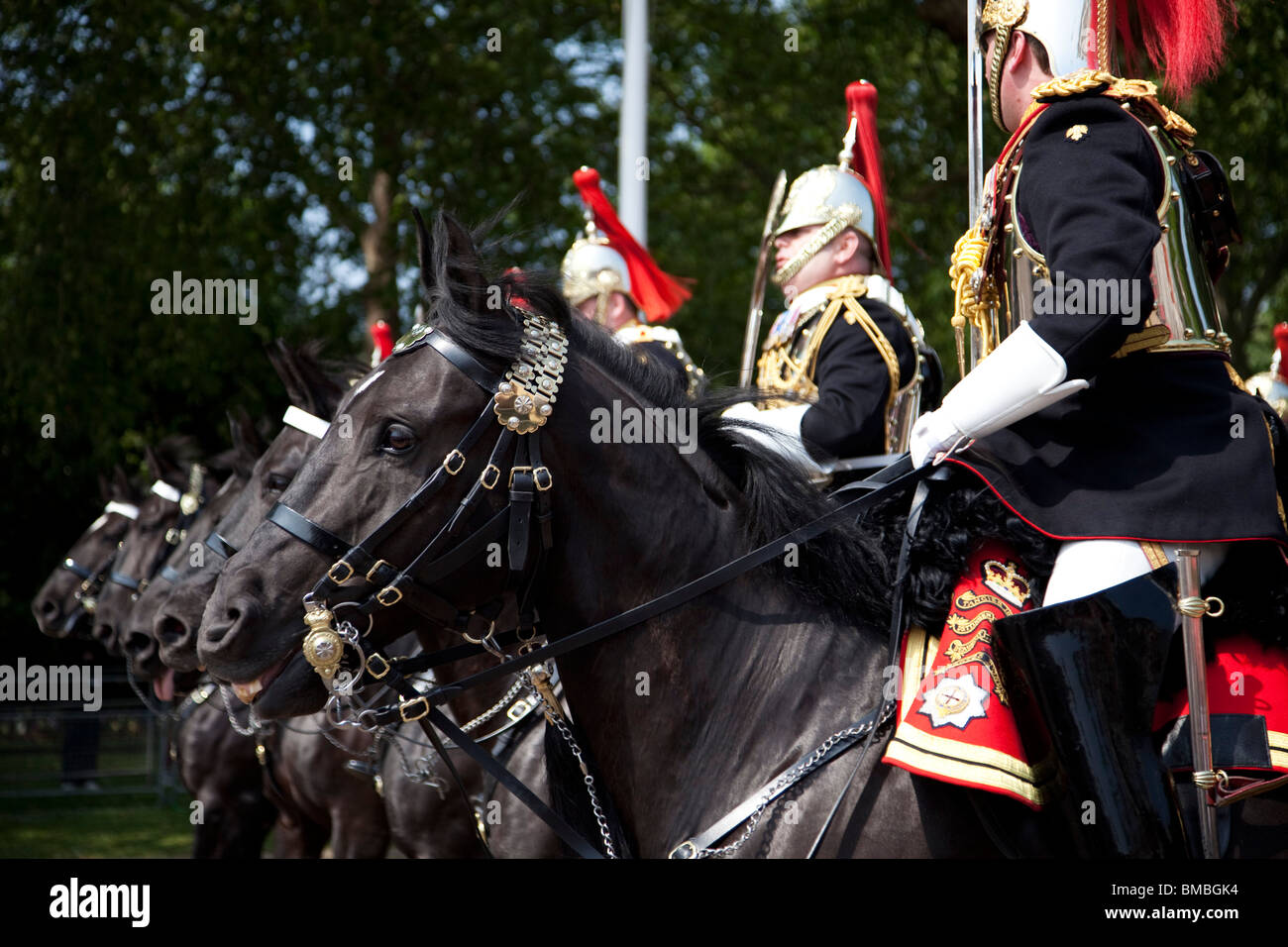 Königliche Prozession für die Parlamentseröffnung, London. Begleitet von der Blues and Royals. Stockfoto