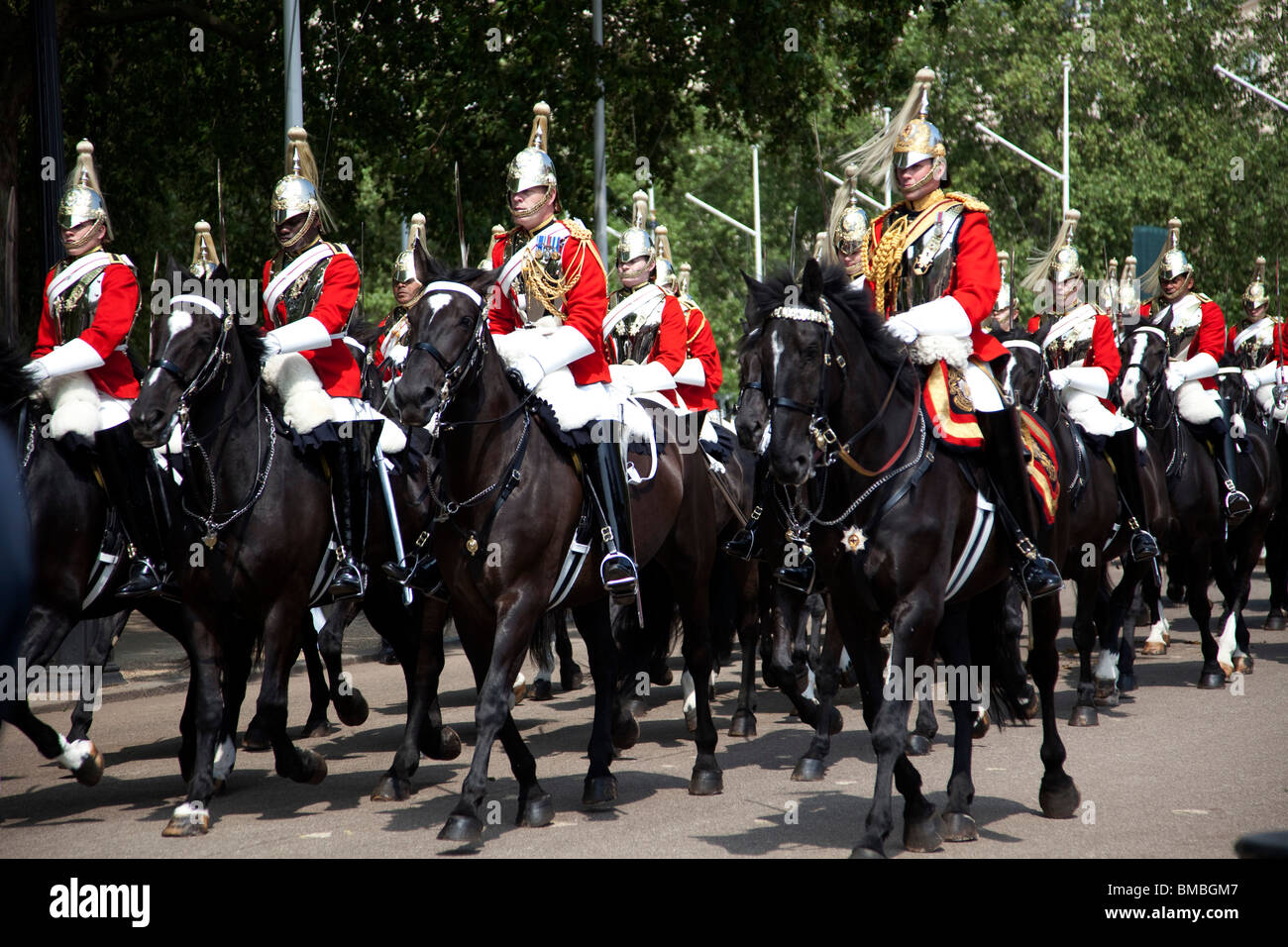Königliche Prozession für die Parlamentseröffnung, London. Von der Leibgarde begleitet. Stockfoto