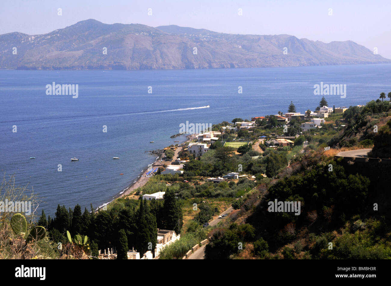 Das Küstendorf Santa Marina auf der Insel Salina (mit der Insel Lipari im Hintergrund), Äolischen Inseln, Sizilien, Italien. Stockfoto