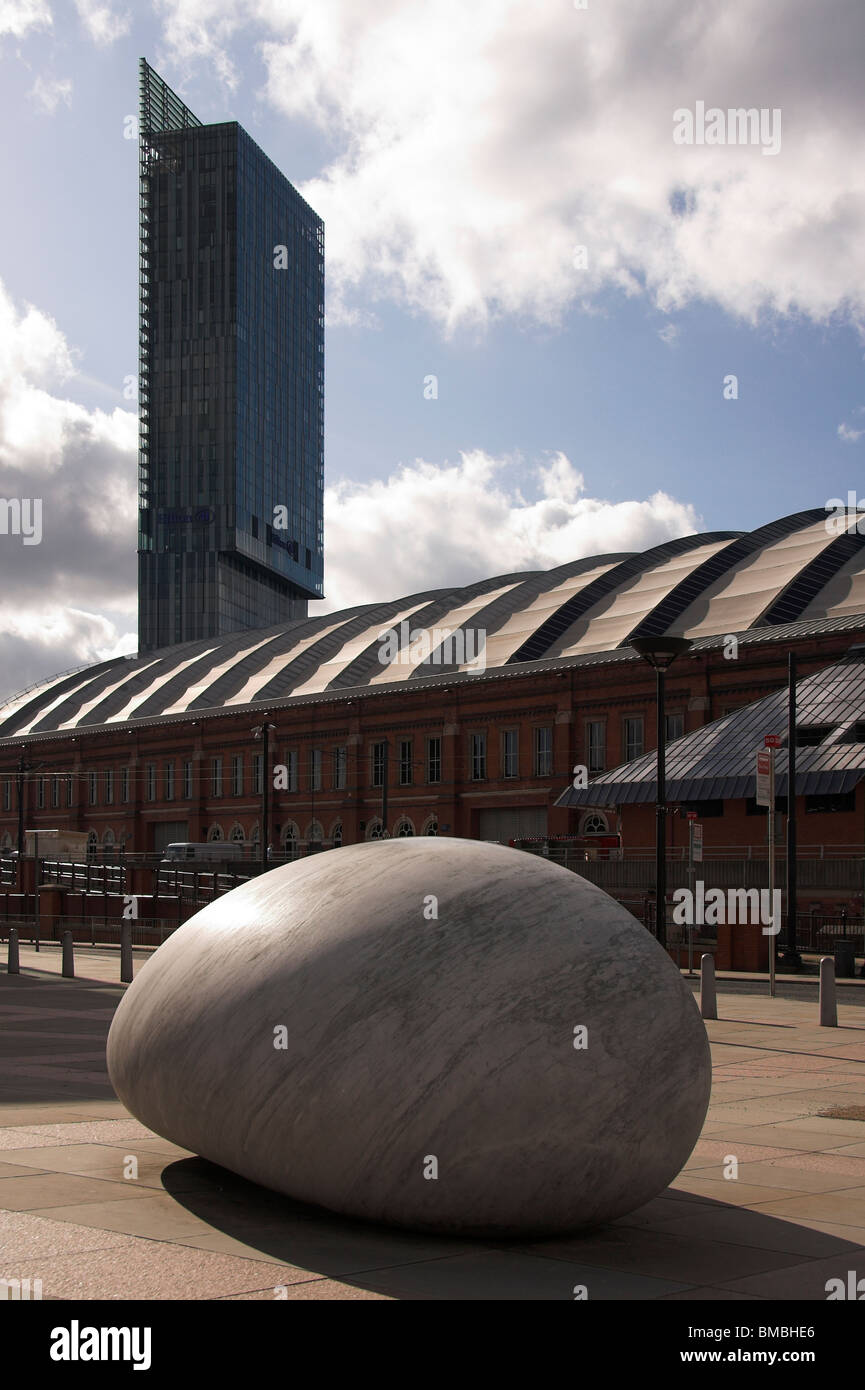 Stein Skulptur, Bridgewater Hall, Barbirolli Square, Manchester Central Conference Center, Hilton Hotel, Beetham Tower, Großbritannien Stockfoto