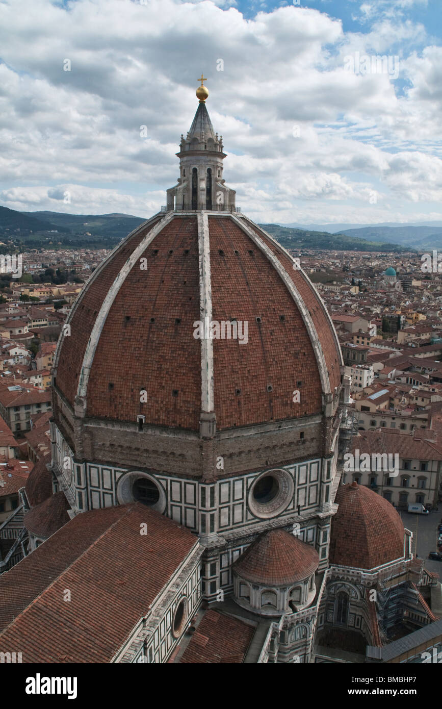 Blick auf den Dom, die Basilica di Santa Maria del Fiore, Italien, mit der Stadt Florenz im Hintergrund. Stockfoto