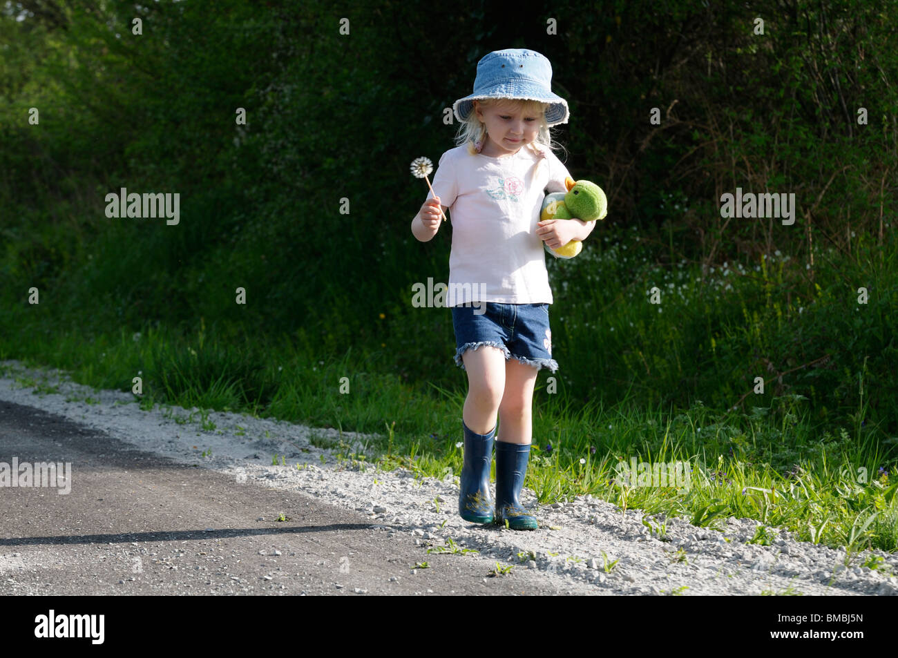 Stock Foto von einem 4-jährigen Mädchen einen Feldweg hinunter. Stockfoto