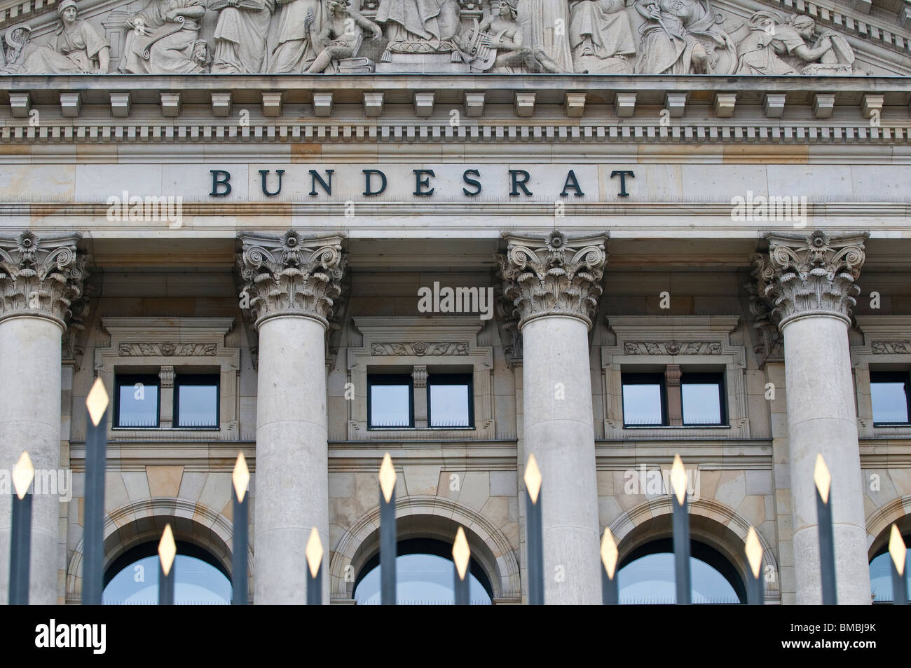 Schriftzug und Entlastung in einem Tympanon über dem Haupteingang, der Bundesrat, Berlin, Deutschland Stockfoto
