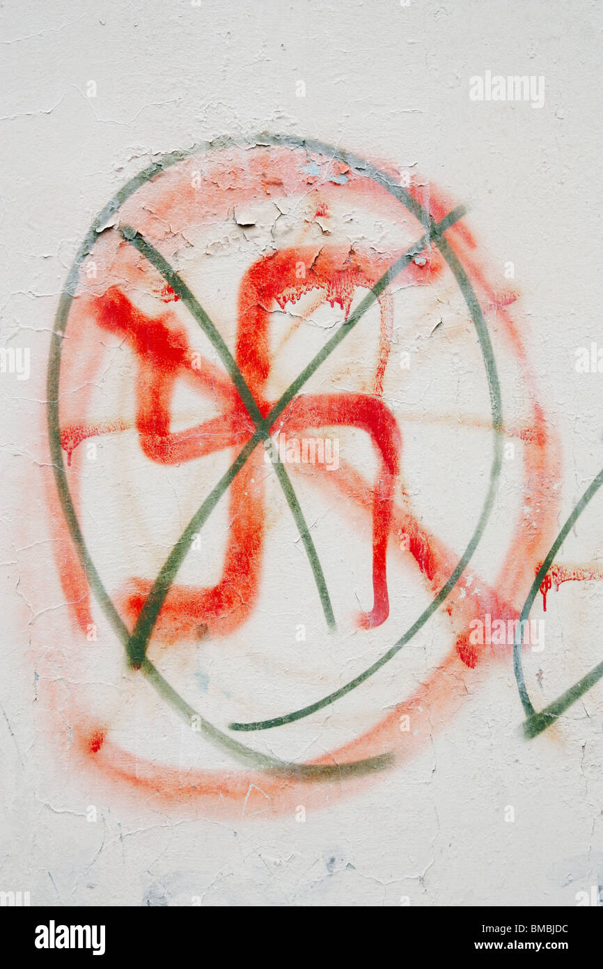Hakenkreuz-Graffiti an der Wand in Spanien Stockfoto