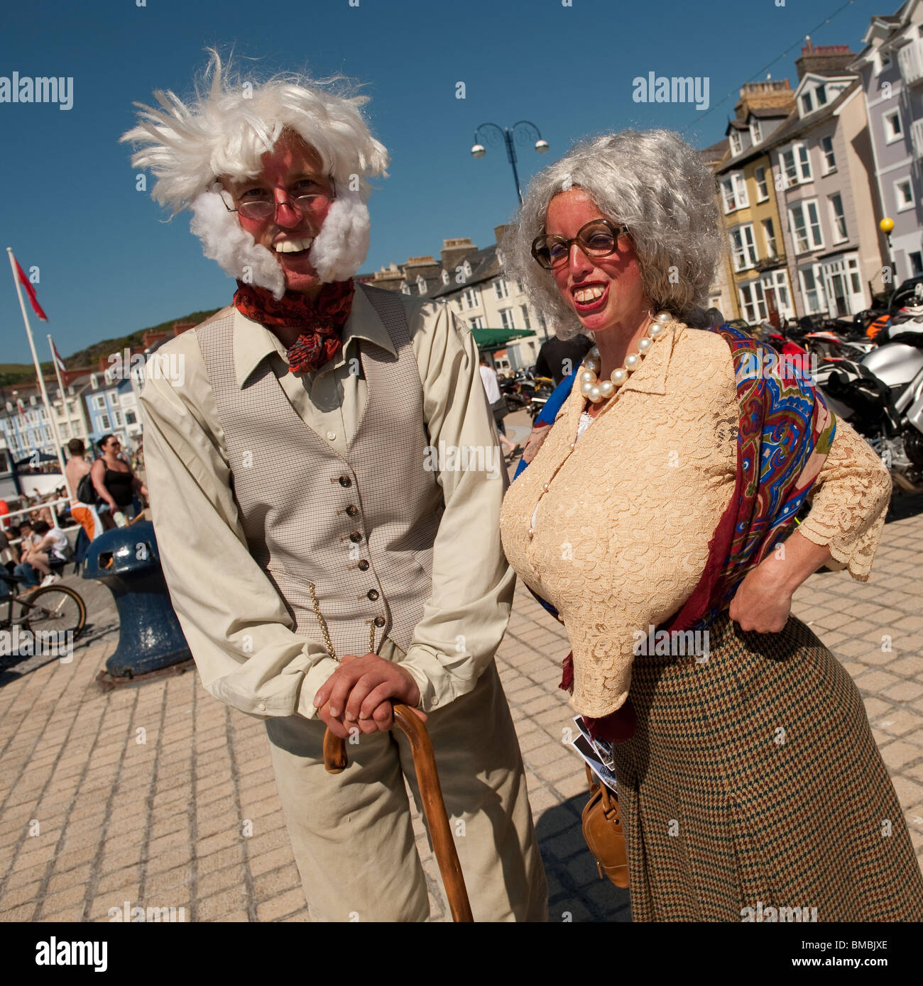 Earthlingz Straße Theater Unterhalter Auftritten als Lord und Lady Wooton-Bassett auf Aberystwyth Promenade, Ceredigion Wales UK Stockfoto