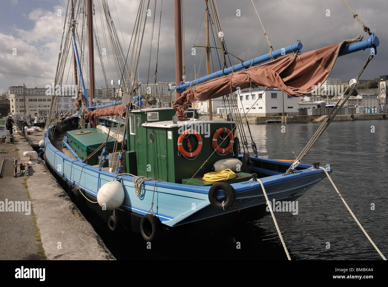 Historischen Boot vertäut im Hafen von Brest, Bretagne, Frankreich Stockfoto
