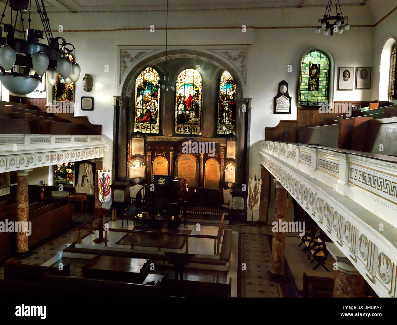 Das Innere der Wesleys Chapel zeigt das Sanctuary hinter der Pulpit City Road London England Stockfoto