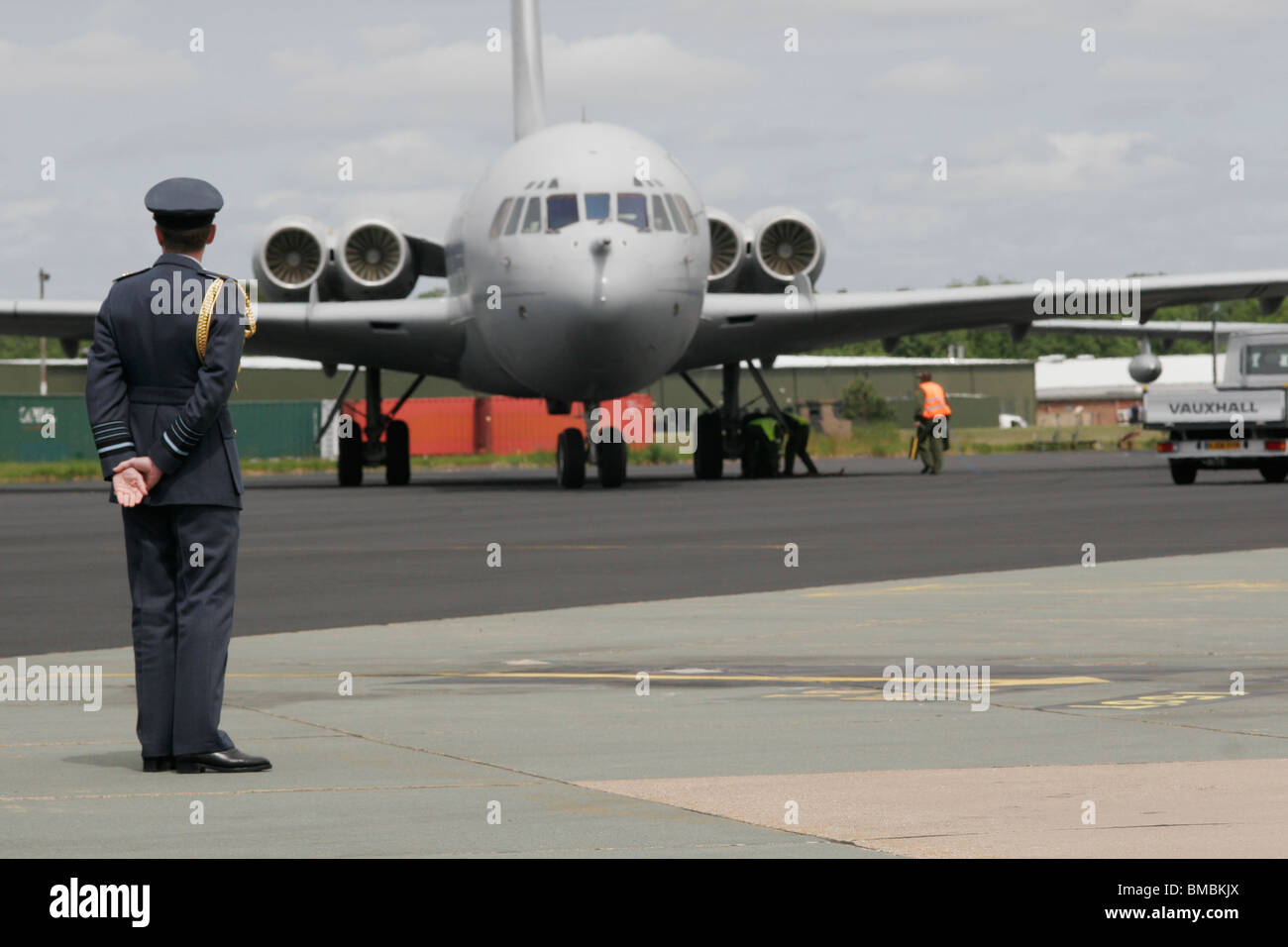 Air Chief Marshal Sir Christopher Moran steht vor einer VC10 Transport, neu aus der RAF letzten Irak-Tournee zurückgekehrt. Stockfoto