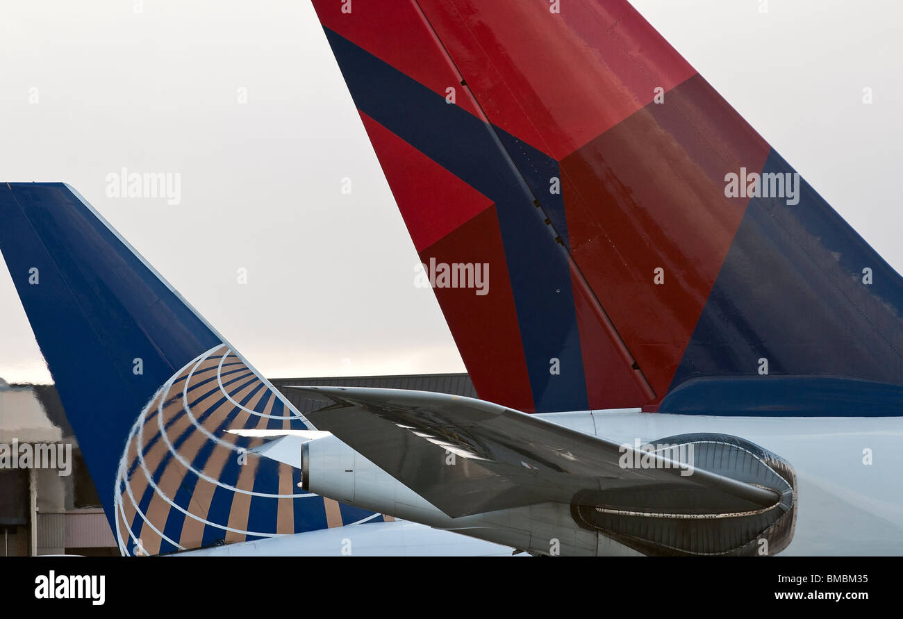 Delta Airlines und Continental Airlines Logos auf des Heckteils zweier Passagierflugzeuge des jeweiligen Unternehmens. Stockfoto