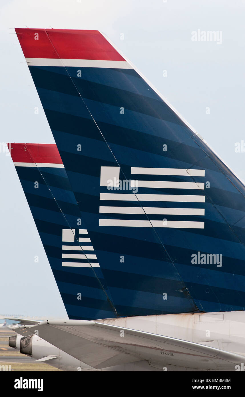 US Airways Logo wie auf das Heckteil zweier Passagierflugzeuge des Unternehmens gesehen. Stockfoto
