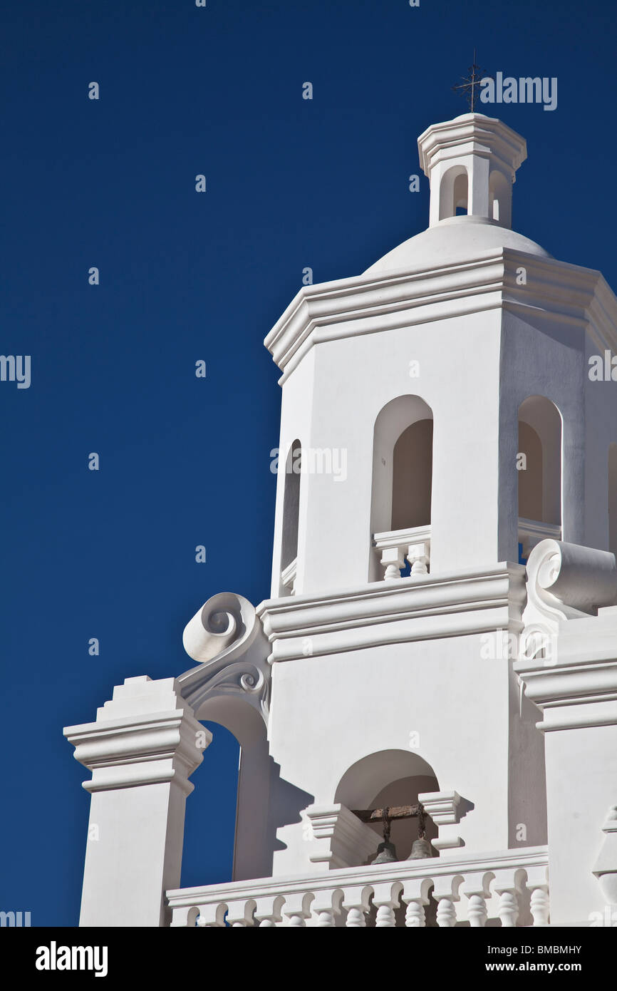Helle weiße katholische Mission San Xavier del Bac in der Nähe von Tucson, Arizona gegen das helle Blau des am südwestlichen Himmel gesetzt Stockfoto