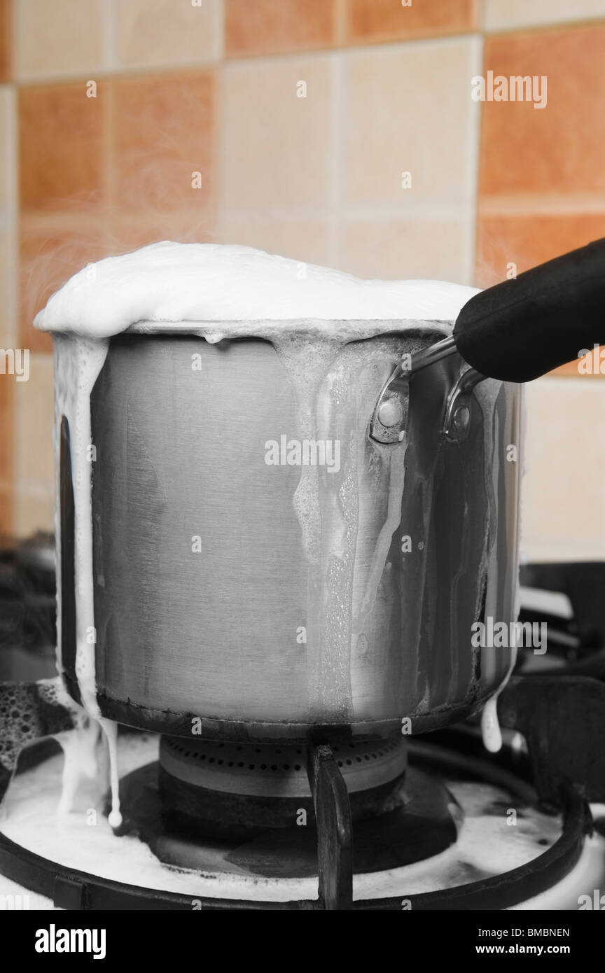 Milch in einem Topf kochen Stockfoto