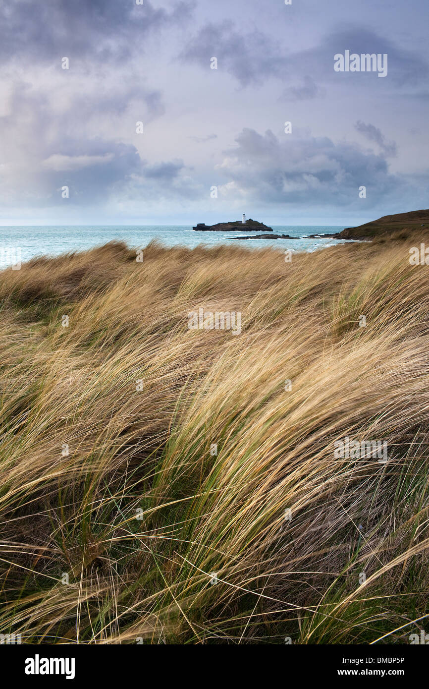 Godrevy Leuchtturm Dünengebieten Grass (Ammophila Arenaria) mit dramatische Wolken durchsehen Stockfoto